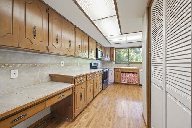 Building Photo - Hard to find 5 bedroom home in Tamoshan ne...