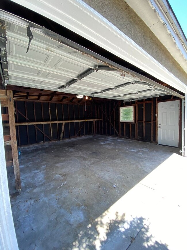 Building Photo - 2335 S Garth Ave