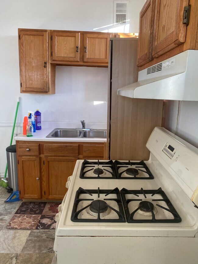 Kitchen - 2624 N Sawyer Ave