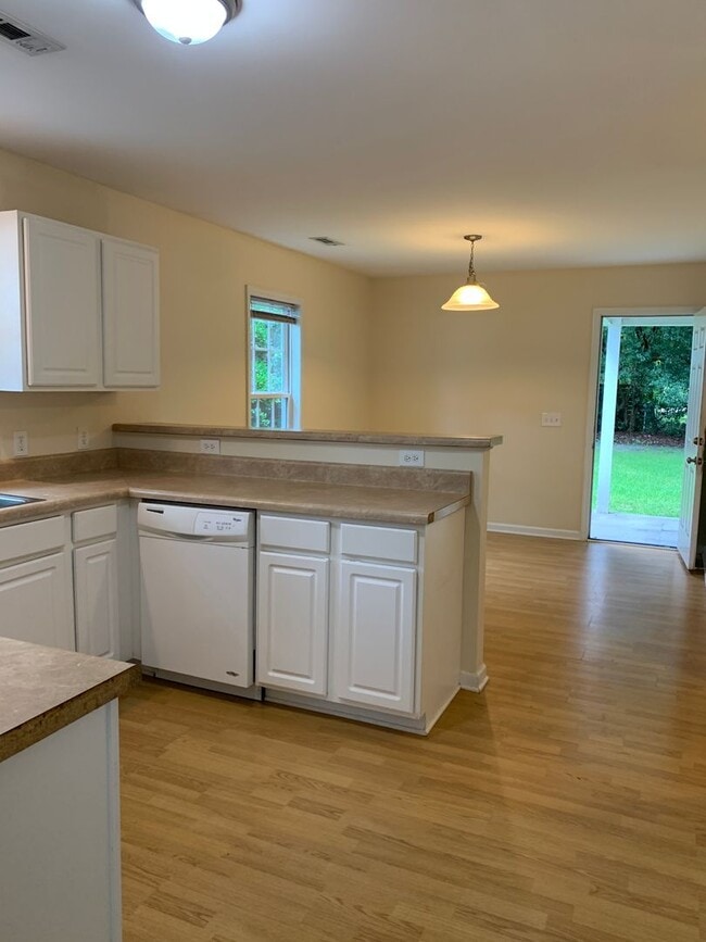 Building Photo - $500 OFF 1ST MONTHS RENT! Lawncare INCLUDED! 3 Bedroom, 2 Bath House