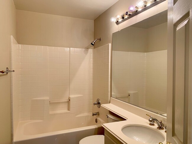 Building Photo - Beautiful Townhouse in Aliso Viejo