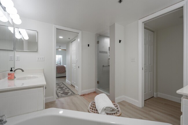 Building Photo - 332 Village Dr