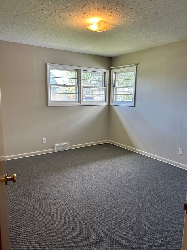 Building Photo - Adorable midtown home!
