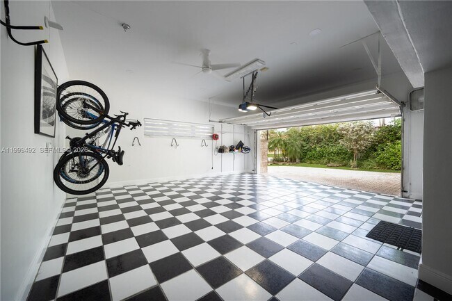 Building Photo - 7125 Los Pinos Blvd