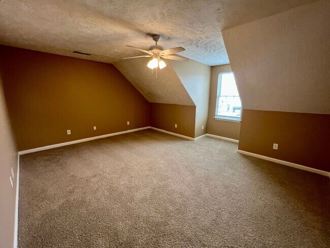 Building Photo - 3 Bedroom 2.5 Bath Home in Oxford Hall - South Murfreesboro *New Carpet*