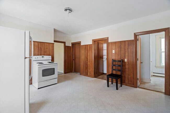 Building Photo - 135 Sagamore St