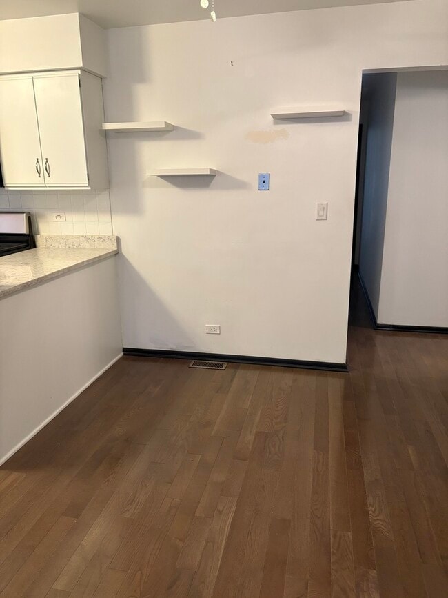 Building Photo - 109 Paramount Dr