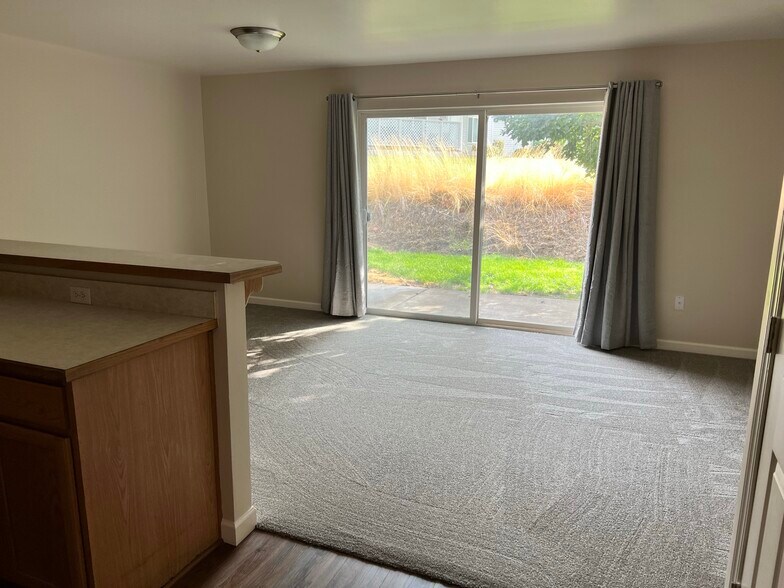 Building Photo - 5555 Glenridge Way