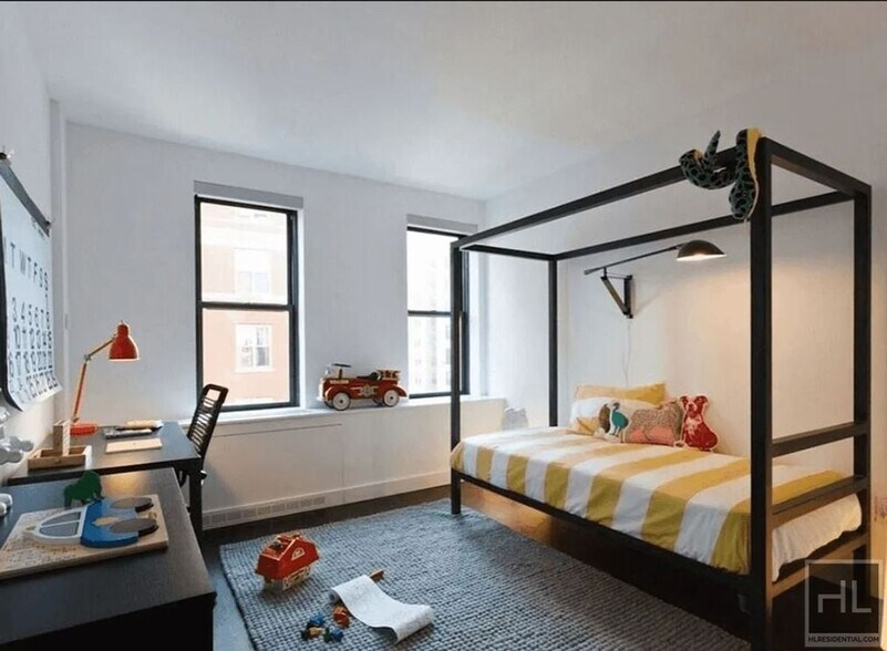 Building Photo - NO fee 3 bed 3 bath with laundry in unit -...