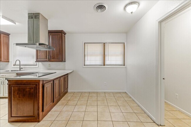 Building Photo - 109 S Chapel Dr