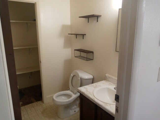 Building Photo - 390 S Wagon Wheel Dr