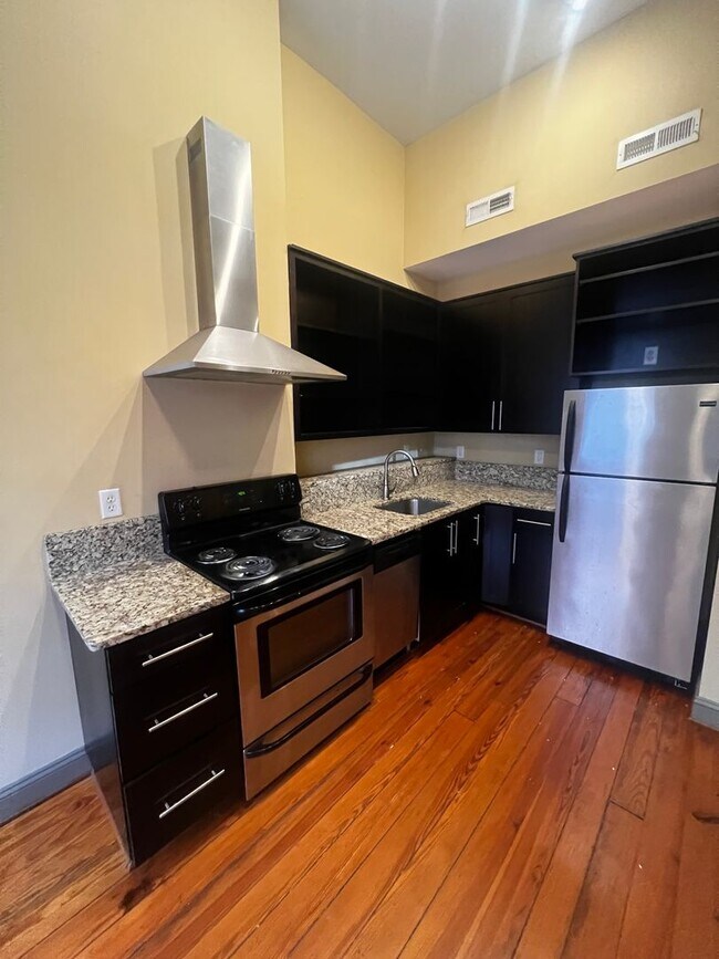 Interior Photo - 321 West Franklin Street