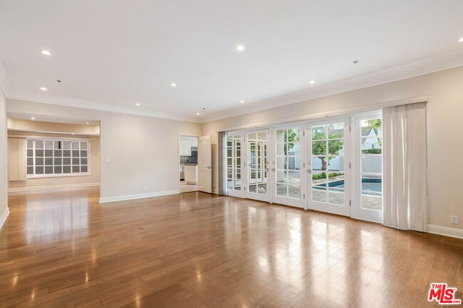 Building Photo - 257 S Oakhurst Dr