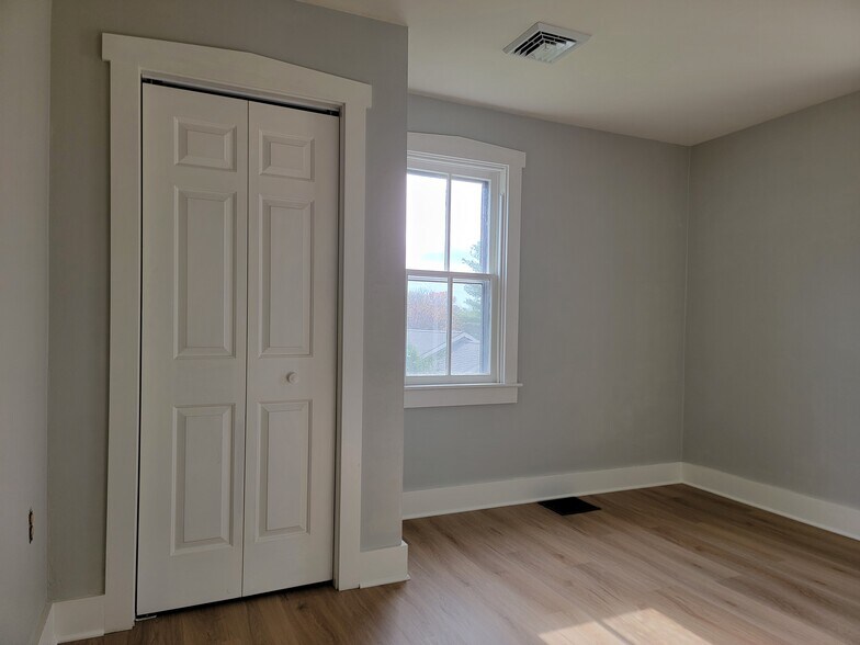 Building Photo - 819 Fruitville Pike