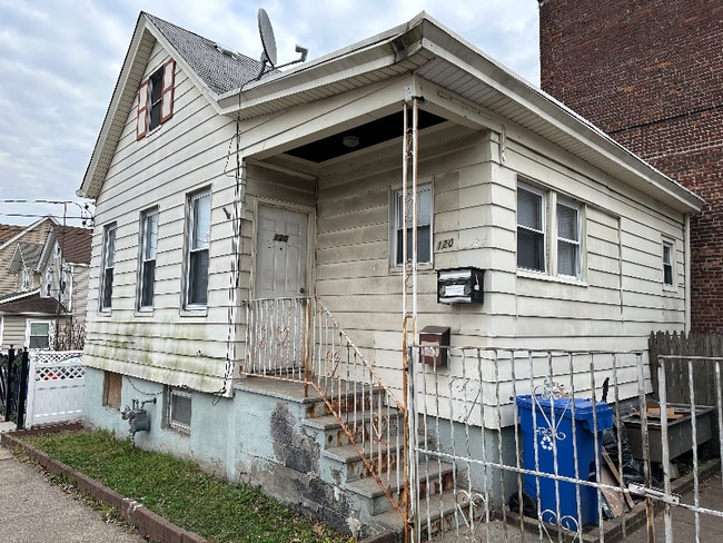 Building Photo - 1131 Main St