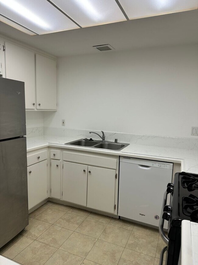 Building Photo - 1425 1st St