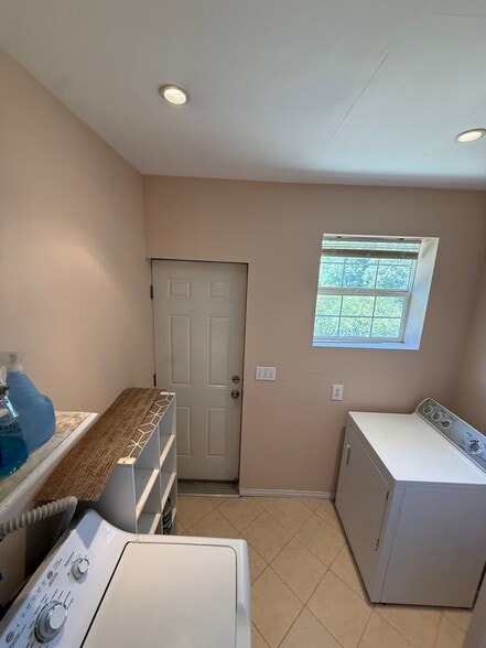 Access to backyard - 4003 Garey Ave
