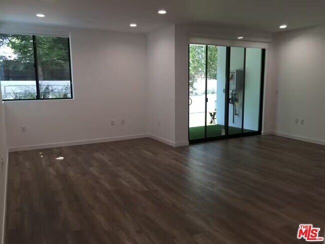 Building Photo - 11478 Moorpark St