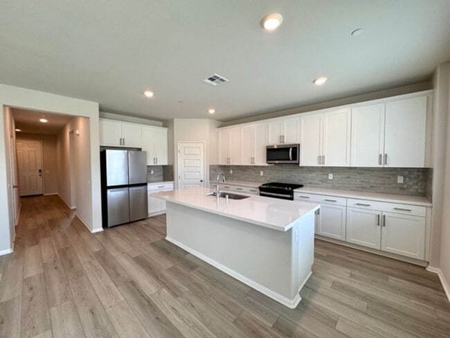 Building Photo - MOVE IN SPECIAL! $1000 off 1st month rent if you move in the month of January! Spacious 4 Bedroom...