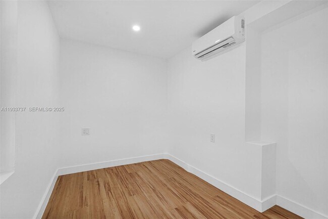 Building Photo - 2419 Coolidge St