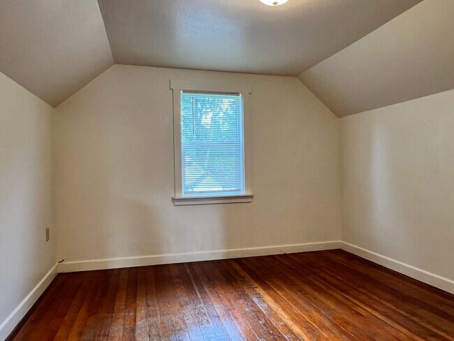 Building Photo - 1321 Tamarack St