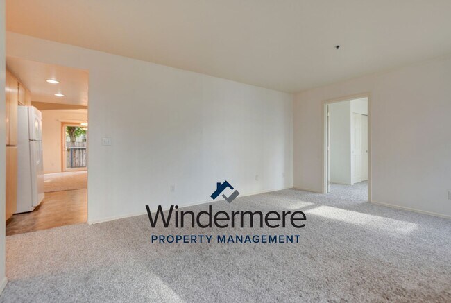Building Photo - 3 Bed 2 Bath Ground Level Condo