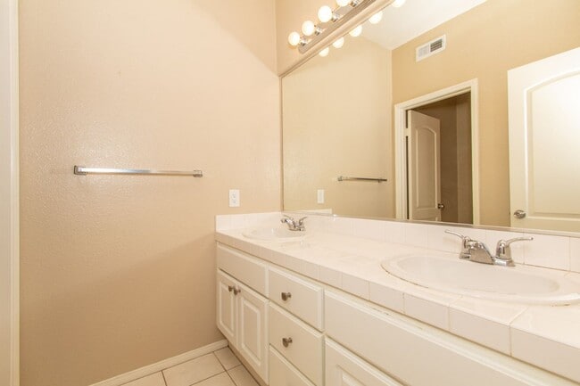 Building Photo - Spacious 3 Bed/2.5 Bath in Desirable UTC La Jolla Community of Toscana
