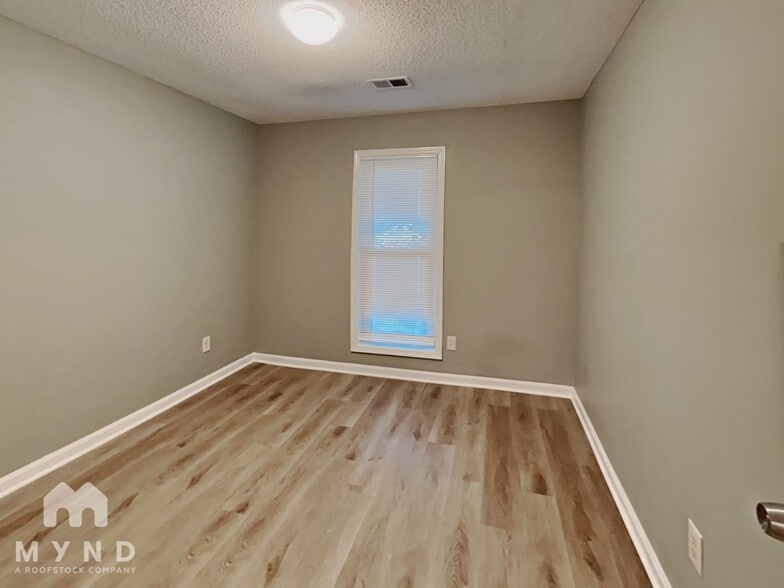 Building Photo - 6718 Lake Point Cir