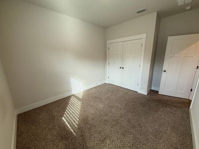 Building Photo - Pensacola - Kaheeley Ridge - 4 bedroom, 3 bathroom - lawn care included