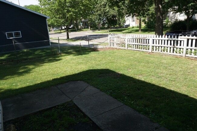 Building Photo - 5 bed / 2 bath + bonus room near universities $375/bedroom