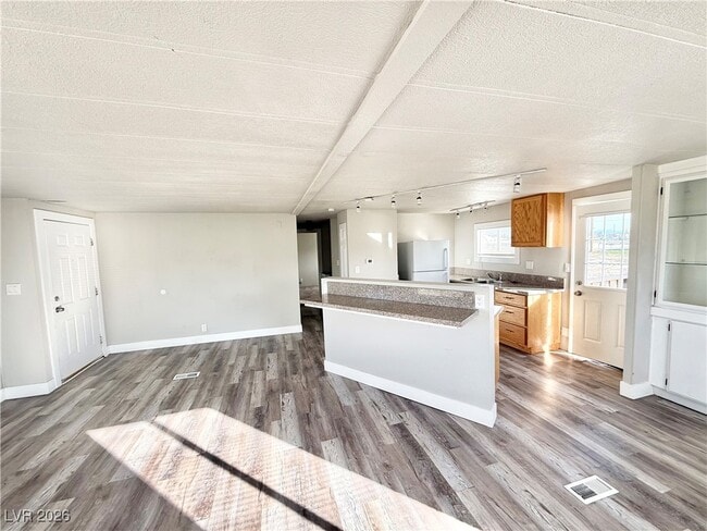 Building Photo - 4331 W Victoria St