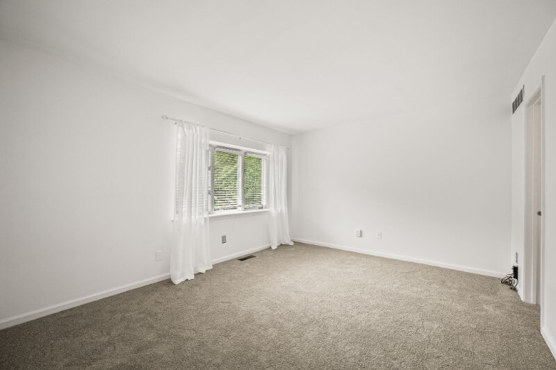 Building Photo - 267 Fox Run