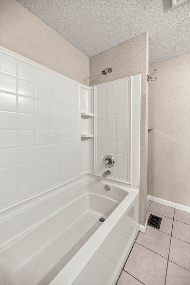 Building Photo - **  MAINTENANCE FREE TOWNHOME **2 BD 2.5 BATH