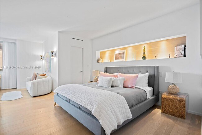 Building Photo - 2301 Collins Ave