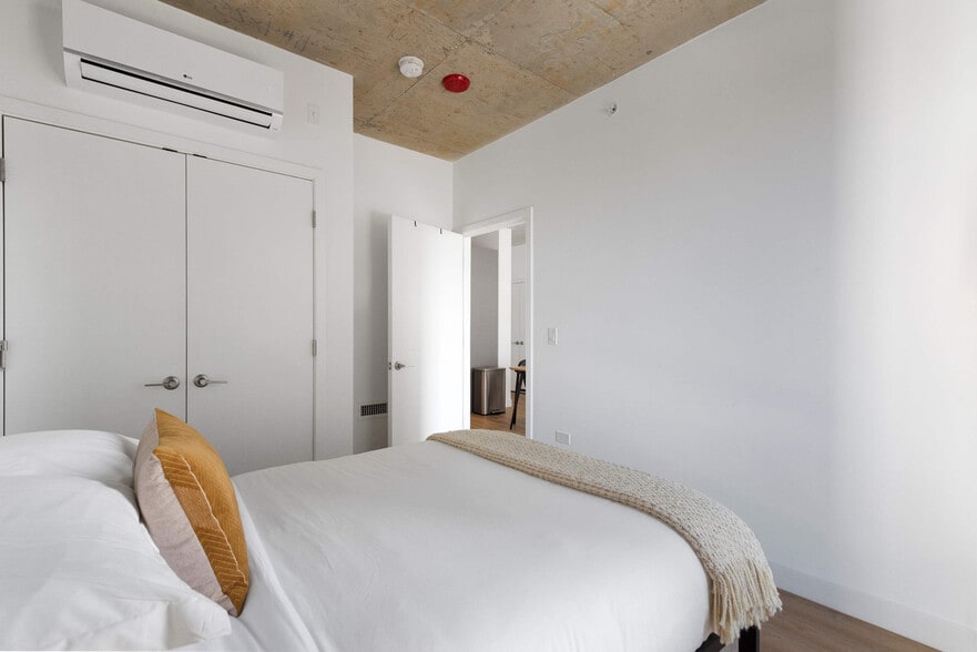 Building Photo - 853 W Blackhawk St