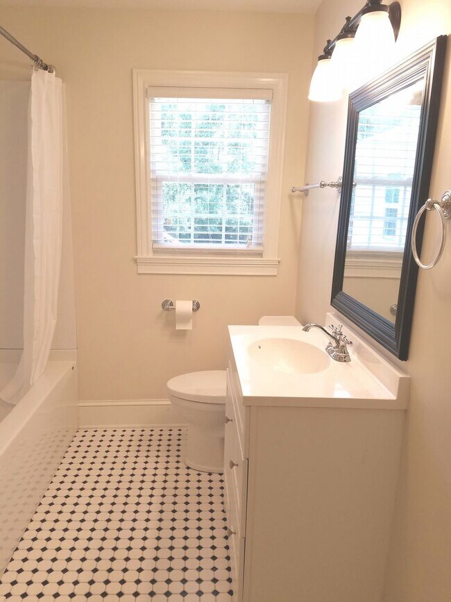 Building Photo - OAK CREST