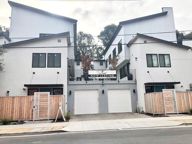 Building Photo - Large multi level 2Bd/1.5 Bth with heated ...