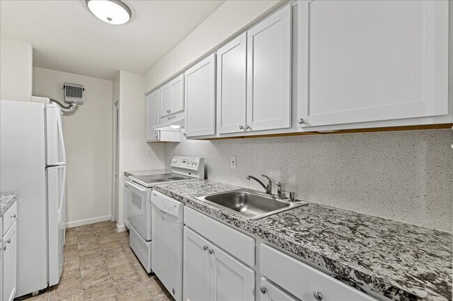Building Photo - 703 Camelback Ct