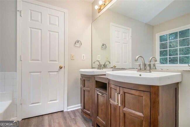 Building Photo - 1560 Red Briar Way