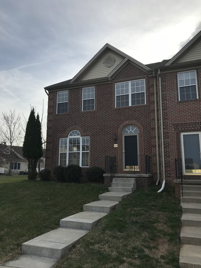 Building Photo - *Coming Soon!*  Large end unit town home i...