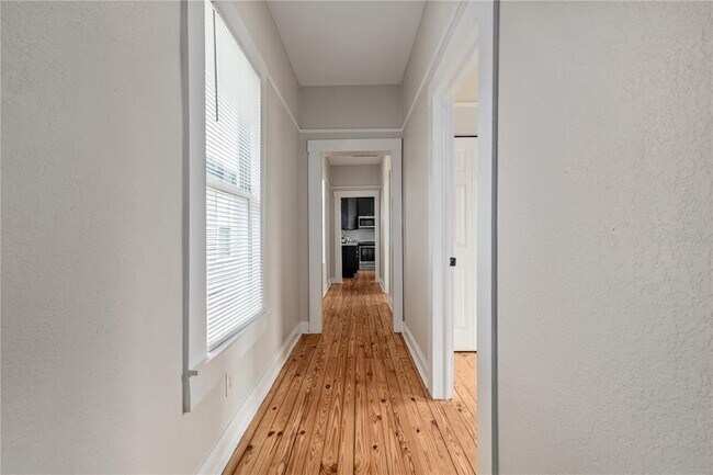 Building Photo - 2506 1/2 E Columbus Dr