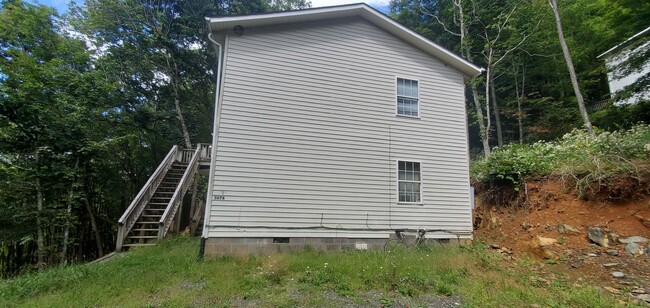 Building Photo - 2bd/1ba Upstairs Duplex Off Howard's Creek