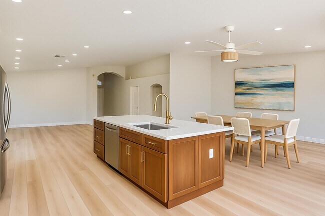 Building Photo - 1605 S Club Dr