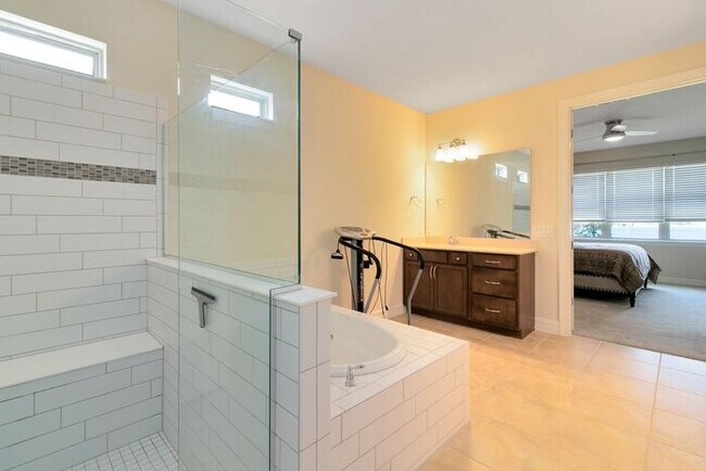 Building Photo - 4 Bedroom/3.5 Bathroom Gated Community at Ruby Lake!!!!