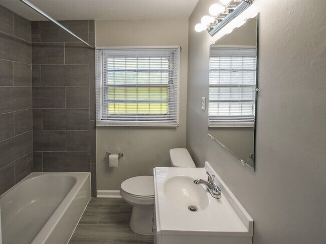 Building Photo - NEWLY UPDATED 3 bed, 1.5 bath home.