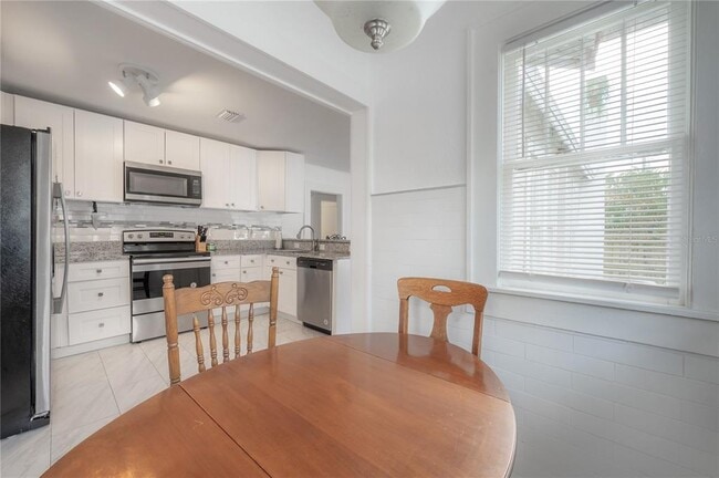 Building Photo - 207 W Hiawatha St