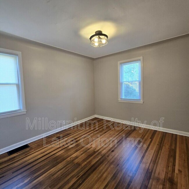 Building Photo - 614 E Tennyson Ave