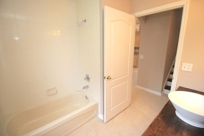 Building Photo - Huge 4 Bed 3 Bath Home w FENCED YARD and SCREENED LANAI for Rent!