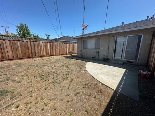 Building Photo - Beautiful Move-In Ready Two Bedroom Two Ba...