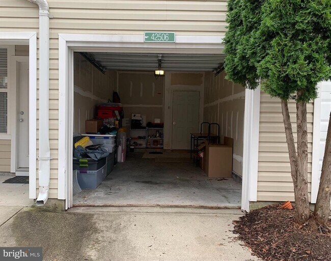 Building Photo - Charming Townhome-Style Condo with Garage ...